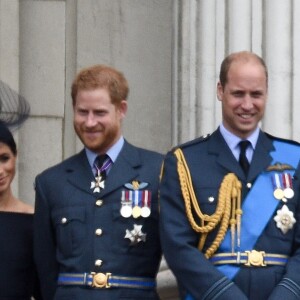 La reine Elisabeth II d'Angleterre, Meghan Markle, duchesse de Sussex, le prince Harry, duc de Sussex, le prince William, duc de Cambridge, Kate Catherine Middleton, duchesse de Cambridge - La famille royale d'Angleterre lors de la parade aérienne de la RAF pour le centième anniversaire au palais de Buckingham à Londres. Le 10 juillet 2018