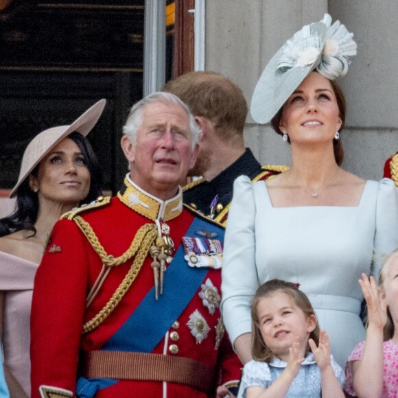 La reine Elisabeth II d'Angleterre, Meghan Markle, duchesse de Sussex, le prince Charles, Kate Catherine Middleton, duchesse de Cambridge, le prince William, duc de Cambridge, la princesse Charlotte, Savannah Phillips, le prince George - Les membres de la famille royale britannique lors du rassemblement militaire "Trooping the Colour" (le "salut aux couleurs"), célébrant l'anniversaire officiel du souverain britannique. Cette parade a lieu à Horse Guards Parade, chaque année au cours du deuxième samedi du mois de juin. Londres, le 9 juin 2018.