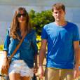 Iker Casillas et Sara Carbonero se promènent pour leur première journée à Porto, le 30 juillet 2015. Le couple s'est marié en secret le 20 mars 2016.