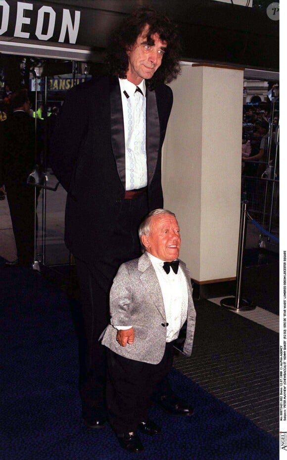 Peter Mayhew et Kenny Barker (R2 D2) à Londres en juillet 1999.