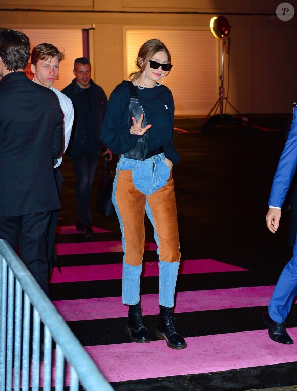Gigi Hadid à la sortie du défilé de mode Prada à New York, le 2 mai 2019  Supermodel, Gigi Hadid wears vintage inspired Zana jeans and a black graphic long sleeve as she leaves the Prada show in New York. 2nd may 201902/05/2019 - New York