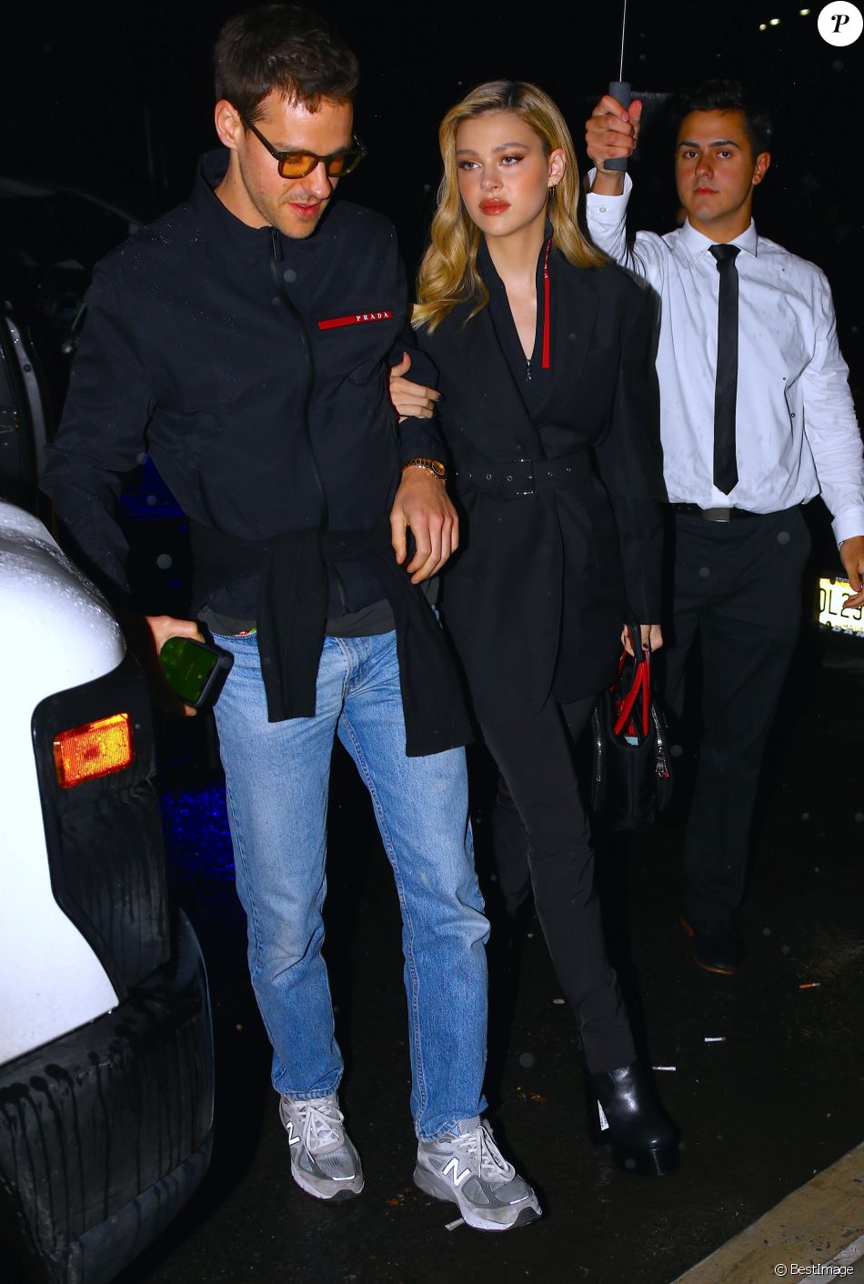 Nicola Peltz arrivant au défilé de La collection croisiere de Prada à