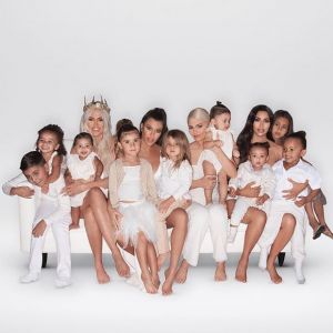 Khloé Kardashian, sa fille True, la fille de Rob Kardashian, Dream, Kourtney Kardashian et ses enfants Mason, Penelope et Reign, Kylie Jenner, sa fille Stormi, Kim Kardashian et ses enfants North, Saint et Chicago figurent sur la carte de Noël de la famille Kardashian. Photo par @pierresnaps.