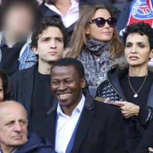 Sandrine Quétier avec son fils Gaston et Farida Khelfa avec son fils Ismaël - People au match de Ligue 1 entre le Psg contre l'OGC Nice au Parc des Princes à Paris le 4 mai 2019.