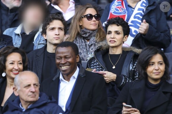 Sandrine Quétier avec son fils Gaston et Farida Khelfa avec son fils Ismaël - People au match de Ligue 1 entre le Psg contre l'OGC Nice au Parc des Princes à Paris le 4 mai 2019.