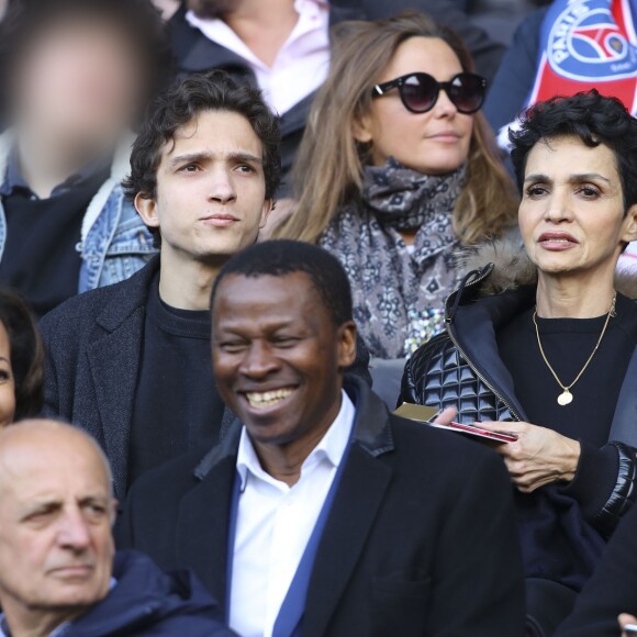 Sandrine Quétier avec son fils Gaston et Farida Khelfa avec son fils Ismaël - People au match de Ligue 1 entre le Psg contre l'OGC Nice au Parc des Princes à Paris le 4 mai 2019.