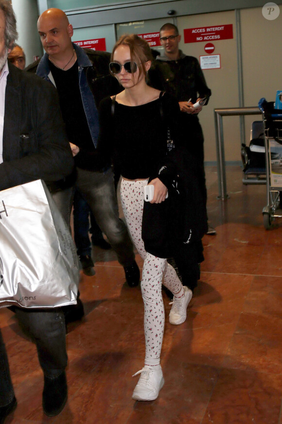 Lily-Rose Depp arrive à l'aéroport de Nice pour se rendre au 69ème festival international du film de Cannes à Nice le 12 mai 2016