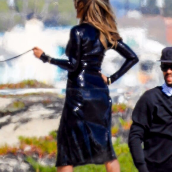 Exclusif  - Jennifer Aniston lors d'une une séance photo très sexy avec un Dobermann sur une plage de Malibu, Los Angeles, Californie, Etats-Unis, le 27 mars 2019. Jennifer porte une robe noire moulante, offrant un décolleté plongeant. Photoshoot pour le Harper's Bazaar.