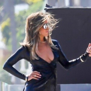 Exclusif - Jennifer Aniston lors d'une une séance photo très sexy avec un Dobermann sur une plage de Malibu, Los Angeles, Californie, Etats-Unis, le 27 mars 2019. Jennifer porte une robe noire moulante, offrant un décolleté plongeant.