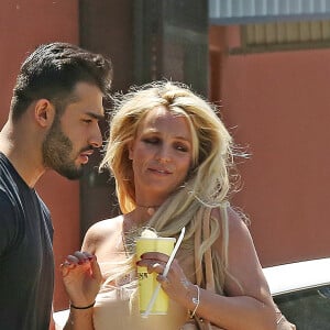 Exclusif - Britney Spears et son compagnon Sam Asghari sortent de leur dîner romantique au restaurant mexicain Sol Y Luna dans le quartier Tarzana à Los Angeles, Californie, Etats-Unis, le 7 mai 2018.