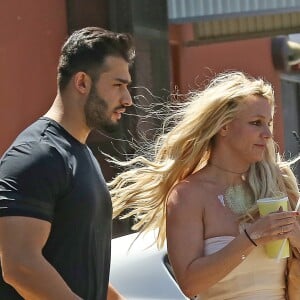 Exclusif - Britney Spears et son compagnon Sam Asghari sortent de leur dîner romantique au restaurant mexicain Sol Y Luna dans le quartier Tarzana à Los Angeles, Californie, Etats-Unis, le 7 mai 2018.