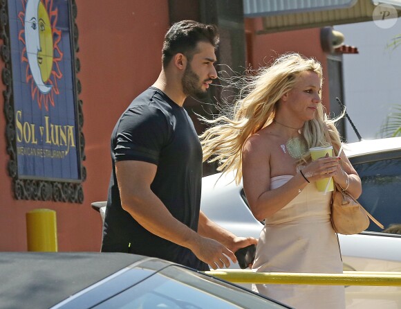 Exclusif - Britney Spears et son compagnon Sam Asghari sortent de leur dîner romantique au restaurant mexicain Sol Y Luna dans le quartier Tarzana à Los Angeles, Californie, Etats-Unis, le 7 mai 2018.