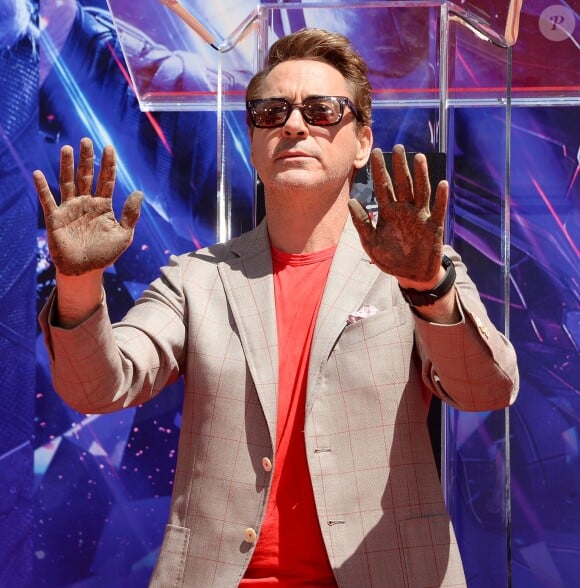 Robert Downey Jr. - Toute l'équipe de Marvel Studios Avengers: Endgame laissent leurs empreintes sur le ciment lors d'une cérémonie au Chinese Theatre à Hollywood, Los Angeles, le 23 avril 2019