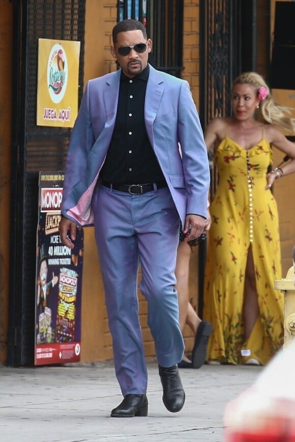 Exclusif - Will Smith sur le tournage de Bad Boys for Life, il porte un costume lilas, une chemise noire, des lunettes de soleil et des chaussures en cuir à talonnettes. Miami, le 9 avril 2019