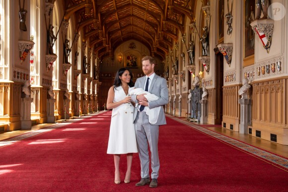 Le prince Harry et Meghan Markle, duc et duchesse de Sussex, présentent leur fils dans le hall St George au château de Windsor le 8 mai 2019.