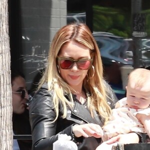 Hilary Duff est allée déjeuner chez Joan's On Third avec sa fille Banks à Studio City, le 4 mai 2019