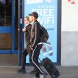 Anthony Martial et Mélanie Da Cruz à l'aéroport de Manchester après un voyage à Dubaï le 25 mars 2019.