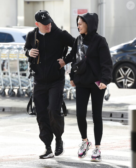 Channing Tatum et sa compagne Jessie J - La chanteuse et l'acteur arrivent à l'aéroport de Heathrow, le couple a croisé B.Ocean, ils ont posé pour une petite photo souvenir avec son amie. Jessie porte un sweatshirt à l'effigie de Yoko Ono et John Lennon. Londres, le 18 mars 2019