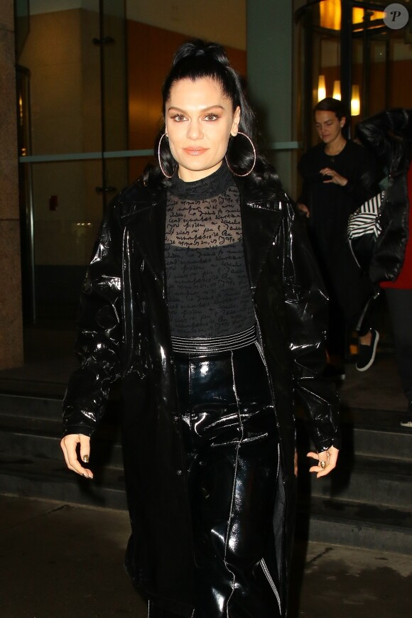 Exclusif - Jessie J dans les rues de New York, le 5 novembre 2018. Elle porte un ensemble en vinyle noir.