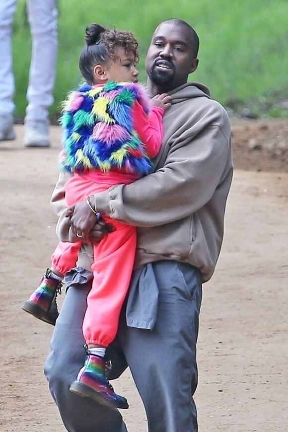 Kim Kardashian et Kanye West arrivent avec leur fille North West à la messe dominicale à Los Angeles. La petite North semble faire un caprice et demande à son papa de la porter... K. porte un trench XXL. Le 10 mars 2019