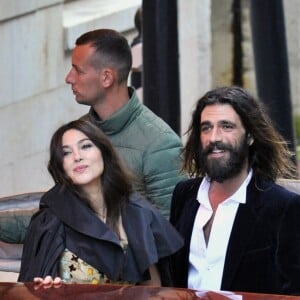 Monica Bellucci et son compagnon Nicolas Lefebvre arrivent au bal masqué Dior à Venise, Italie, le 11 mai 2019.