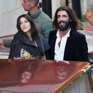 Monica Bellucci et son compagnon Nicolas Lefebvre arrivent au bal masqué Dior à Venise, Italie, le 11 mai 2019.