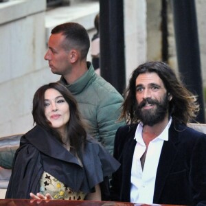 Monica Bellucci et son compagnon Nicolas Lefebvre arrivent au bal masqué Dior à Venise, Italie, le 11 mai 2019.