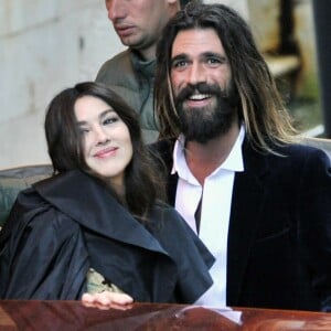 Monica Bellucci et son compagnon Nicolas Lefebvre arrivent au bal masqué Dior à Venise, Italie, le 11 mai 2019.