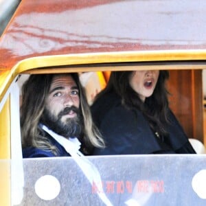 Monica Bellucci et son compagnon Nicolas Lefebvre arrivent au bal masqué Dior à Venise, Italie, le 11 mai 2019.