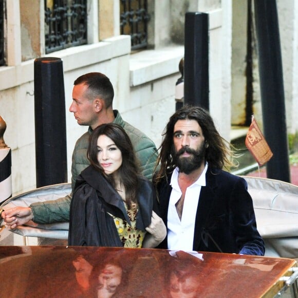 Monica Bellucci et son compagnon Nicolas Lefebvre arrivent au bal masqué Dior à Venise, Italie, le 11 mai 2019.