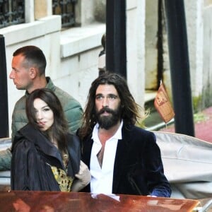 Monica Bellucci et son compagnon Nicolas Lefebvre arrivent au bal masqué Dior à Venise, Italie, le 11 mai 2019.