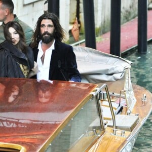 Monica Bellucci et son compagnon Nicolas Lefebvre arrivent au bal masqué Dior à Venise, Italie, le 11 mai 2019.