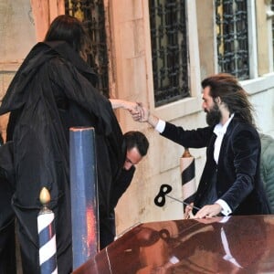 Monica Bellucci et son compagnon Nicolas Lefebvre arrivent au bal masqué Dior à Venise, Italie, le 11 mai 2019.