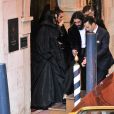Monica Bellucci et son compagnon Nicolas Lefebvre arrivent au bal masqué Dior à Venise, Italie, le 11 mai 2019.