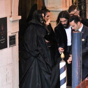 Monica Bellucci et son compagnon Nicolas Lefebvre arrivent au bal masqué Dior à Venise, Italie, le 11 mai 2019.