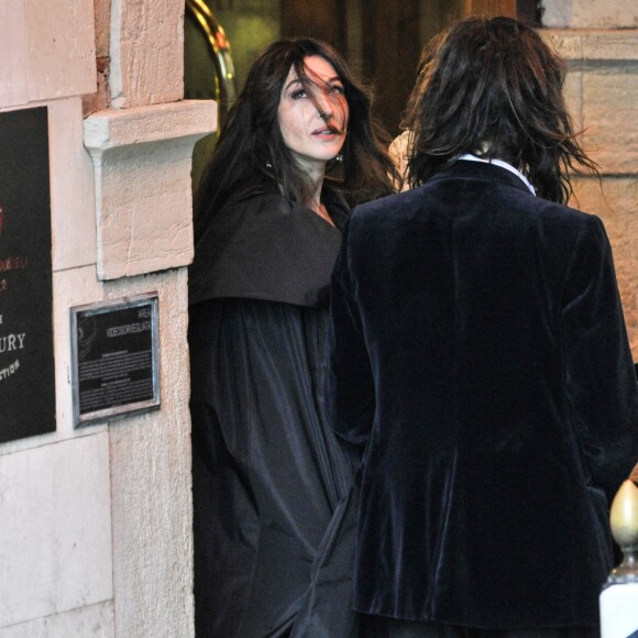 Monica Bellucci et son compagnon Nicolas Lefebvre arrivent au bal masqué Dior à Venise, Italie, le 11 mai 2019.