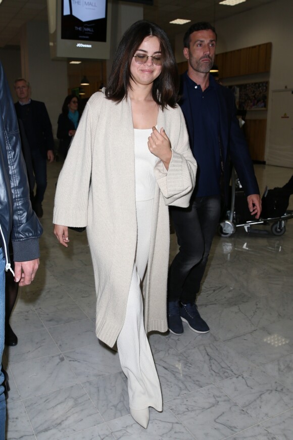 Selena Gomez arrive à l'aéroport de Nice lors du 72ème Festival International du Film de Cannes. Le 13 mai 2019.