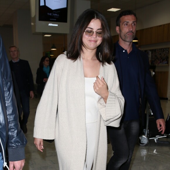 Selena Gomez arrive à l'aéroport de Nice lors du 72ème Festival International du Film de Cannes. Le 13 mai 2019.