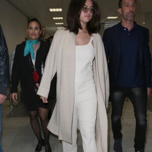 Selena Gomez arrive à l'aéroport de Nice lors du 72ème Festival International du Film de Cannes. Le 13 mai 2019.