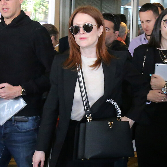 Julianne Moore arrive à l'aéroport de Nice en marge de la 72ème édition du Festival de Cannes le 13 mai 2019. © Cyril Dodergny / Nice Matin / Bestimage