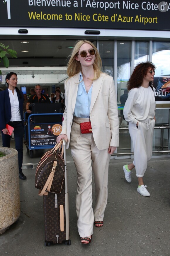 Elle Fanning, membre du jury du festival de Cannes arrive à l'aéroport de Nice en marge de la 72ème édition du Festival de Cannes le 12 mai 2019.