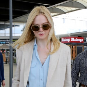 Elle Fanning, membre du jury du festival de Cannes arrive à l'aéroport de Nice en marge de la 72ème édition du Festival de Cannes le 12 mai 2019.