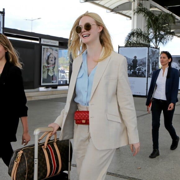 Elle Fanning, membre du jury du festival de Cannes arrive à l'aéroport de Nice en marge de la 72ème édition du Festival de Cannes le 12 mai 2019.