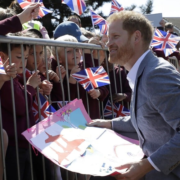 Le prince Harry, duc de Sussex, rencontre les membres du public lors de sa visite au Barton Neighbourhood Centre à Oxford, en Angleterre, le 14 mai 2019.