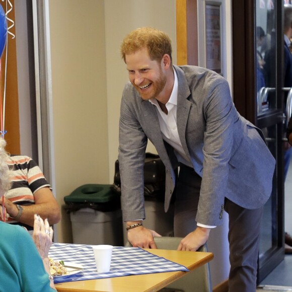 Le prince Harry, duc de Sussex, rencontre les membres du public lors de sa visite au Barton Neighbourhood Centre à Oxford, en Angleterre, le 14 mai 2019.