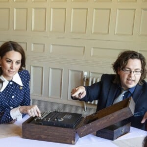 Catherine (Kate) Middleton, duchesse de Cambridge, se rend au Bletchley Park pour assister à l'inauguration d'une exposition dans un bâtiment récemment rénové du Teleprinter Building, à l'occasion de son 75e anniversaire du débarquement. Bletchley, 14 mai 2019.