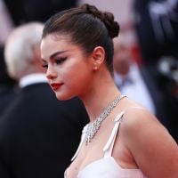 Selena Gomez, en satin et furieusement sexy, fait le show à Cannes
