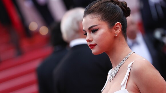 Selena Gomez, en satin et furieusement sexy, fait le show à Cannes