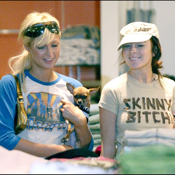 Paris Hilton et Lindsay Lohan font les boutiques, le 10 décembre 2004 à Los Angeles.