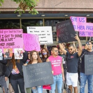 Les manifestants du mouvement FreeBritney se rassemblent devant la salle d'audience de Britney Spears pour demander la fin de la mise sous tutelle de la chanteuse à Los Angeles, le 10 mai 2019.